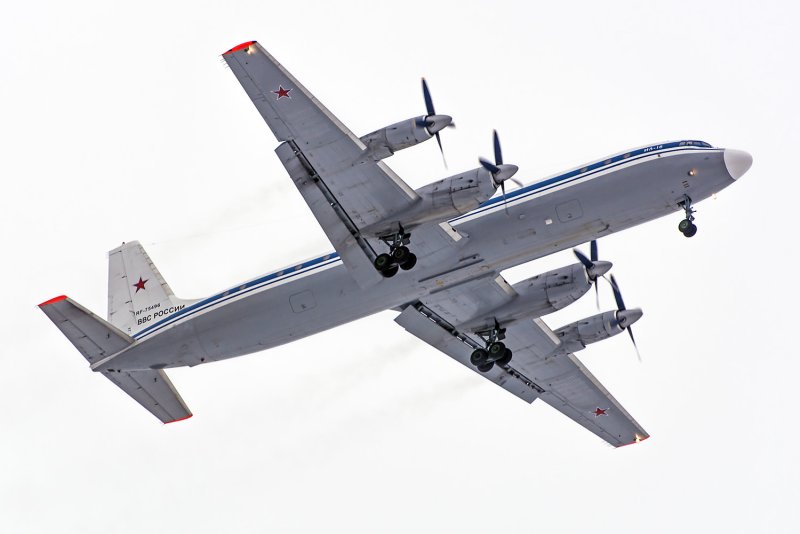 Самолет ил-18д