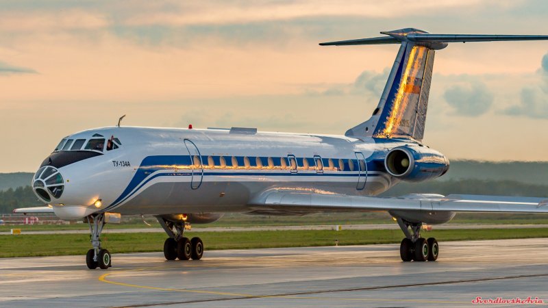 Ту-134 пассажирский самолёт