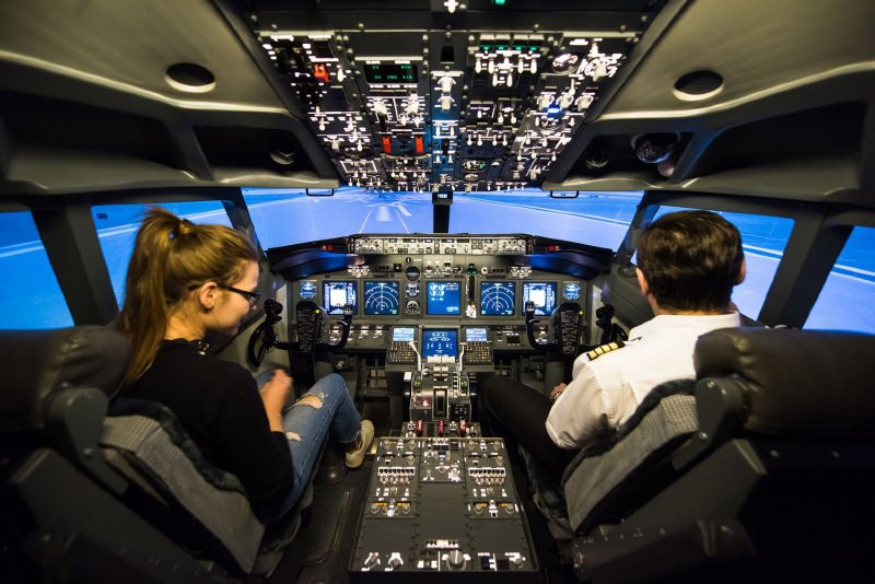 Кабина Боинга 737-800 тренажер