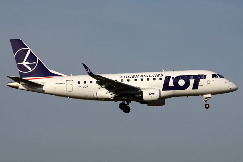Самолет Embraer EMB 170