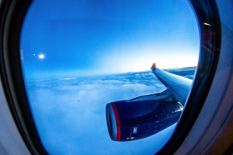 Вид с окна самолета с красной