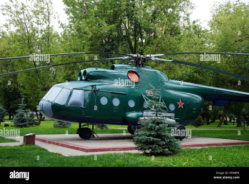 Зеленый вертолет с красной звездой