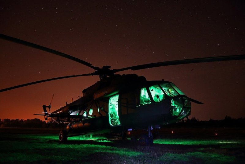 Вертолёт ми-8 ночью
