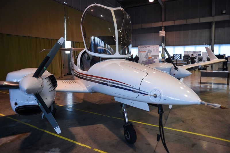 Самолет Diamond da-42