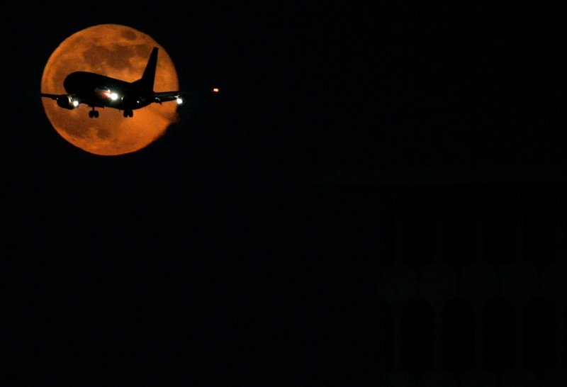 Самолет в небе ночью
