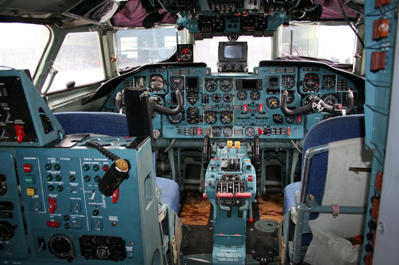 АН 26 кабина пилотов