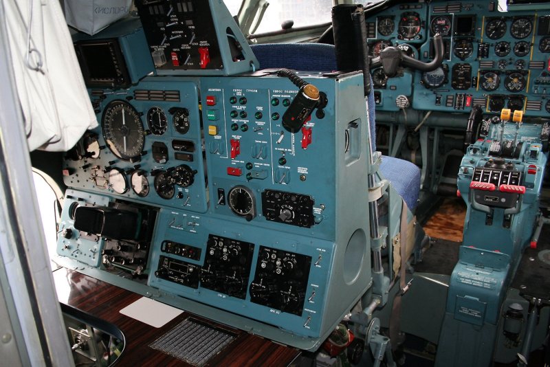 АН 26 кабина пилотов