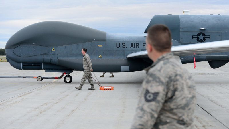 Бла RQ-4a Global Hawk и человек