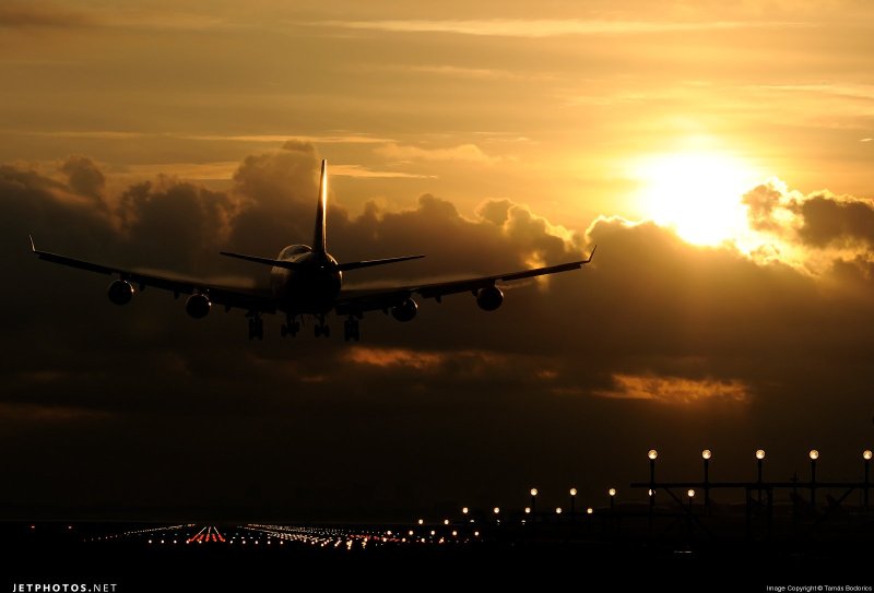 Боинг 747 на закате посадка
