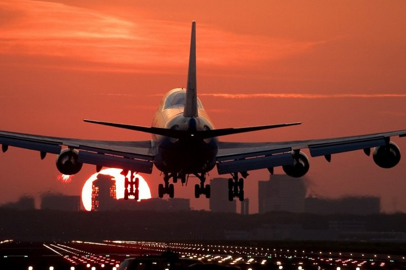 Боинг 747 взлетает