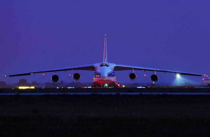 АН-124 Руслан ночью