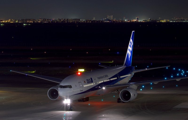 Самолет Боинг 777 ночь
