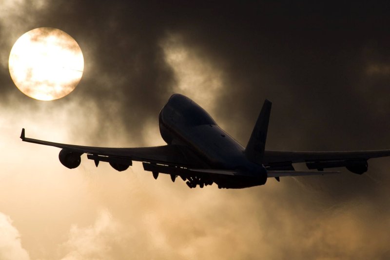 Самолёт Боинг 747 в небе