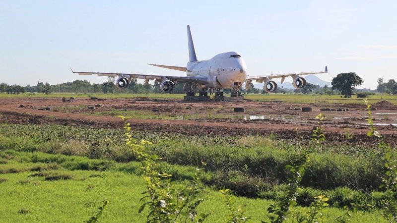 Боинг 747 Thai в поле