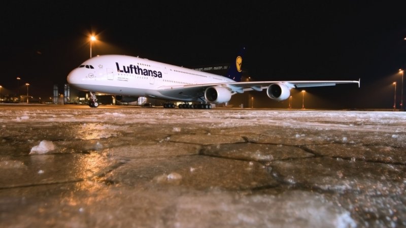 Боинг 747 в аэропорту ночью