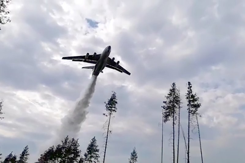 Самолет амфибия тушит Лесной пожар