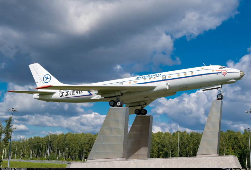 Памятник самолёту Внуково ту-104