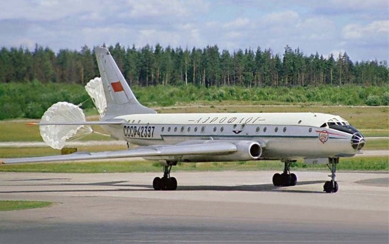 Пассажирский реактивный самолёт ту-104