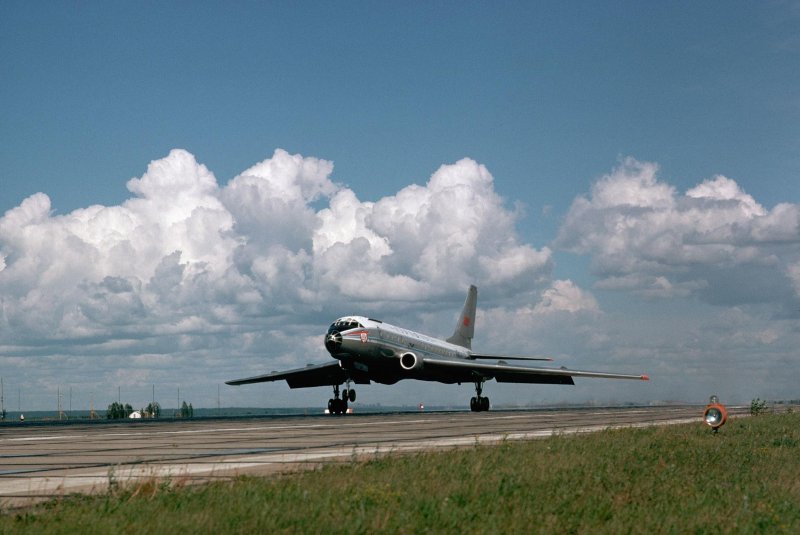 Самолет ту 104