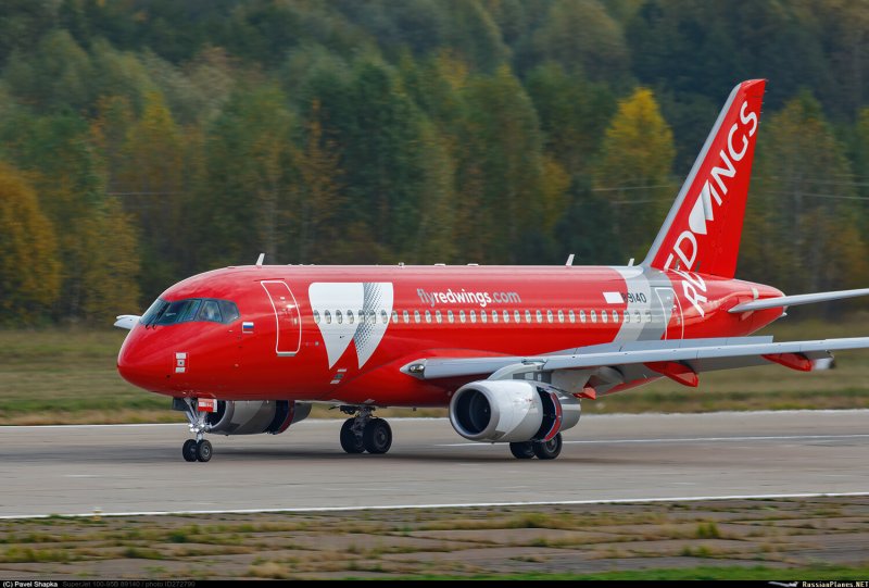 Новая ливрея ред Вингс SSJ 100