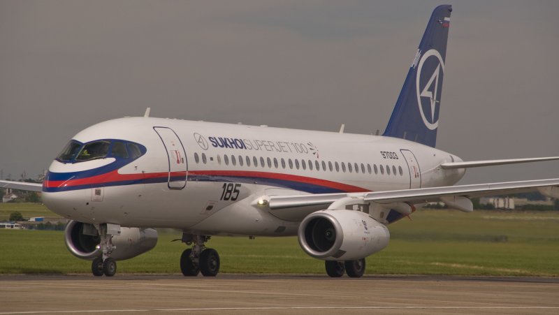 Су-100 самолет Суперджет