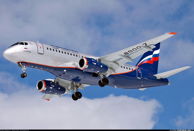 SSJ-100 самолет