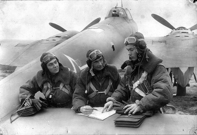 Стрелок-радист в самолёте пе-2