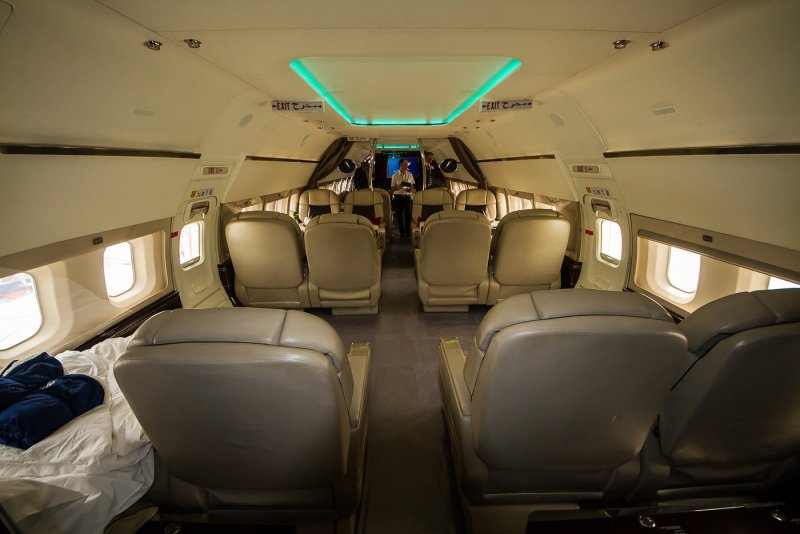Самолет Eclipse 400 салон
