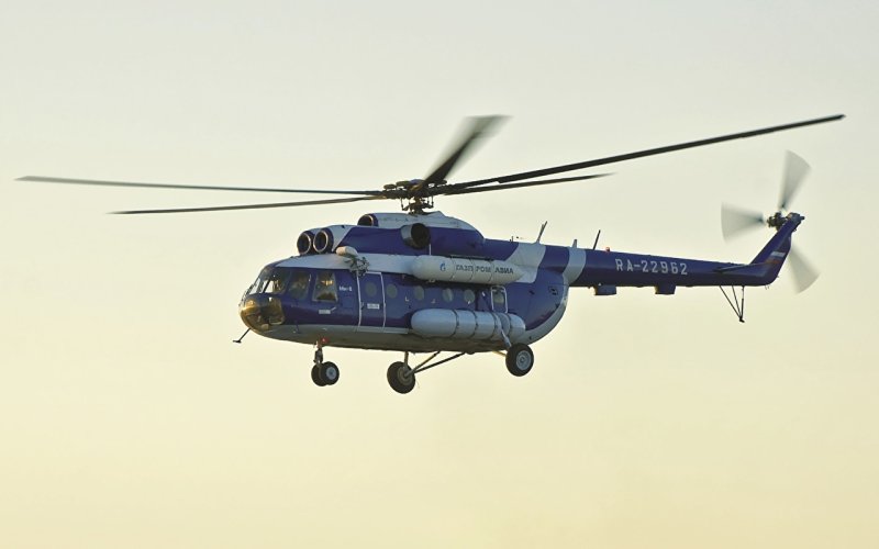Ми-8 вертолет синий