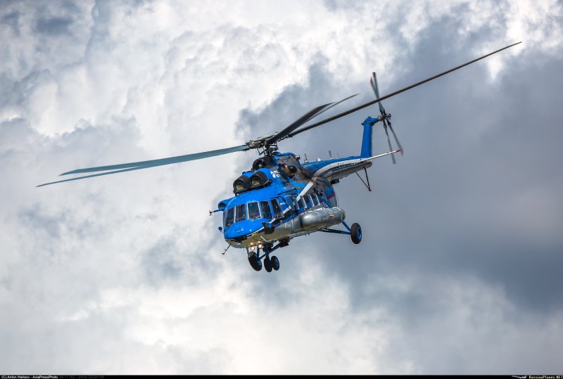 Ми-8 вертолет синий