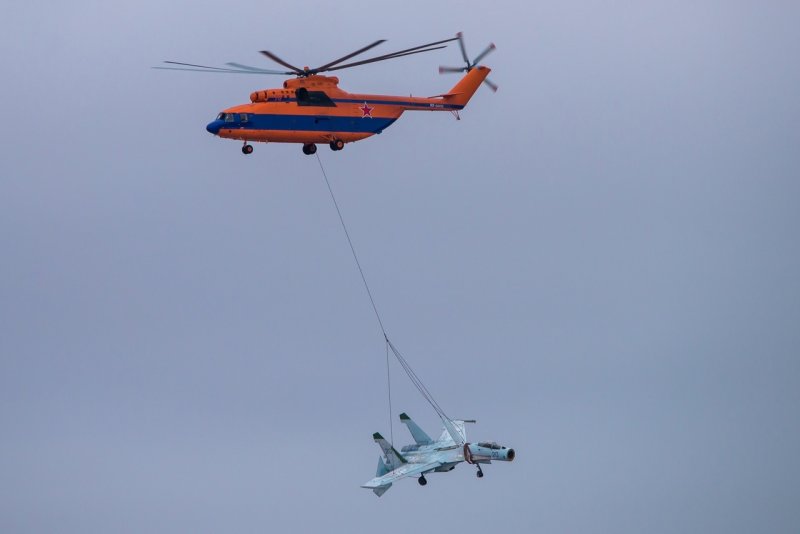 Чинук на внешней подвеске ми-26