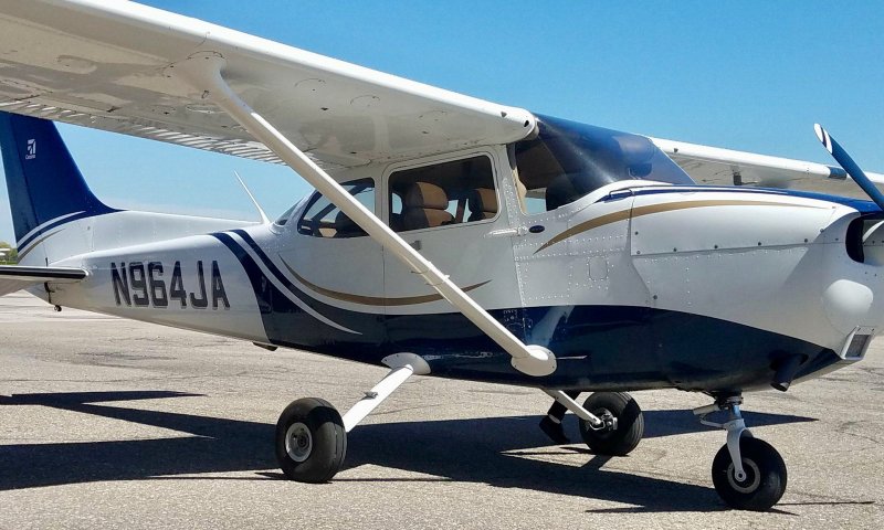 Легкомоторный самолет Cessna 172