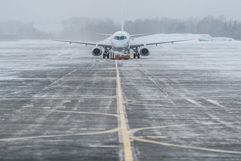 Самолёт Ямал Аэробус 321 в аэропорту Кольцово