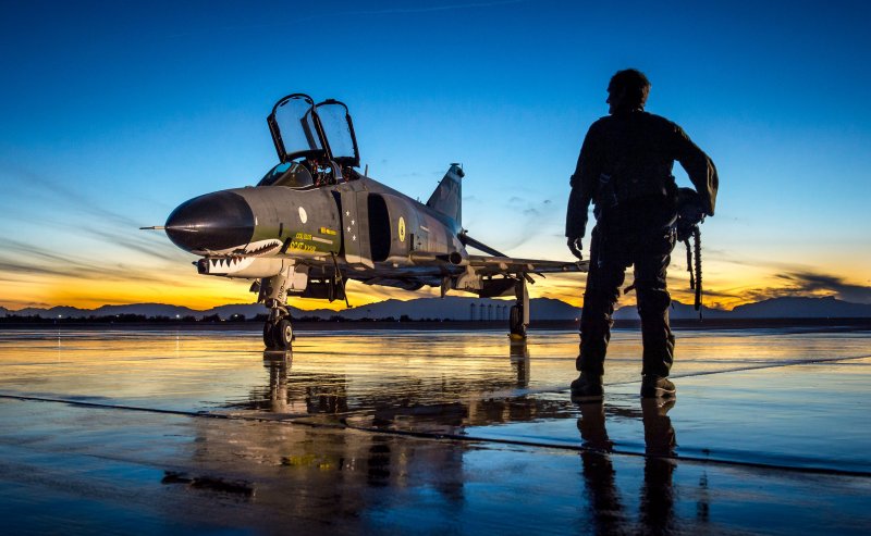 Пилот f-4