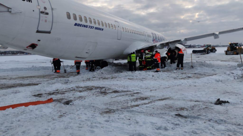 Боинг-737 выкатился в Шереметьево