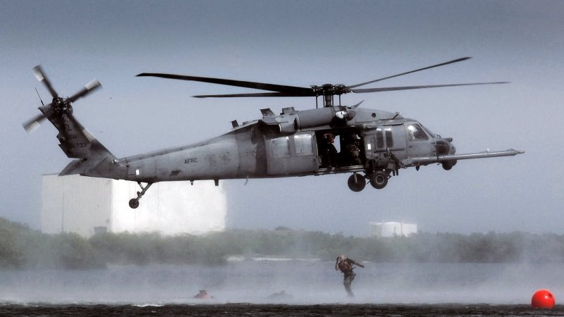Вертолеты Сикорский uh 64 на авиабазе