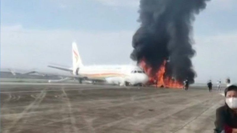 Самолет из окна аэропорта