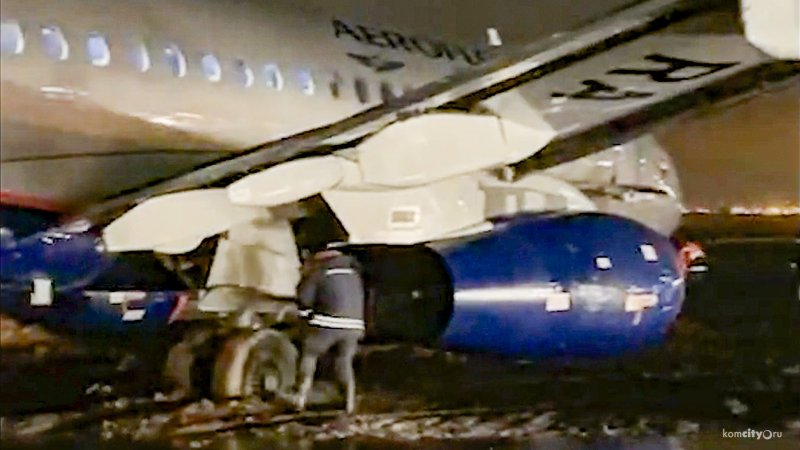 Боинг-737 выкатился в Шереметьево