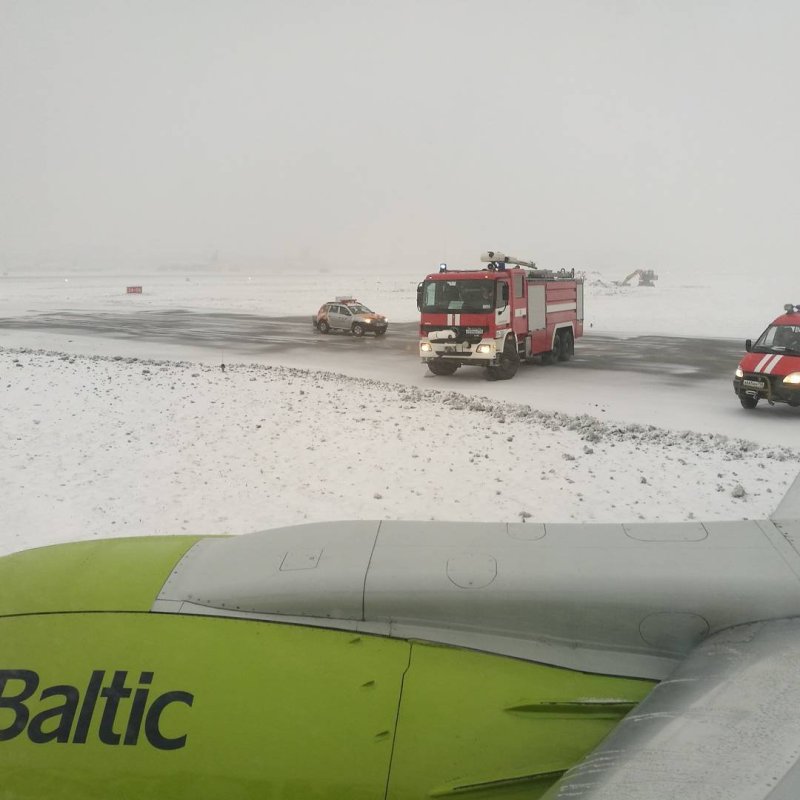 Выкатился самолет на полосу