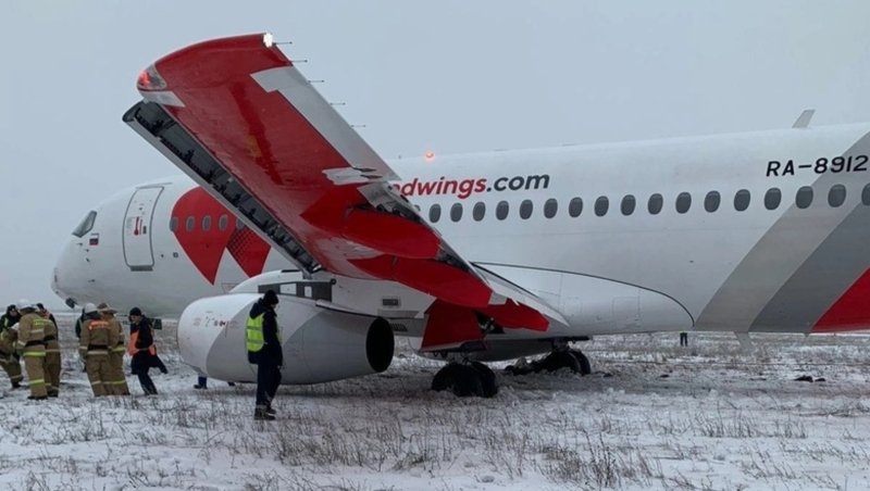 Выкатывание ssj100 за пределы ВПП