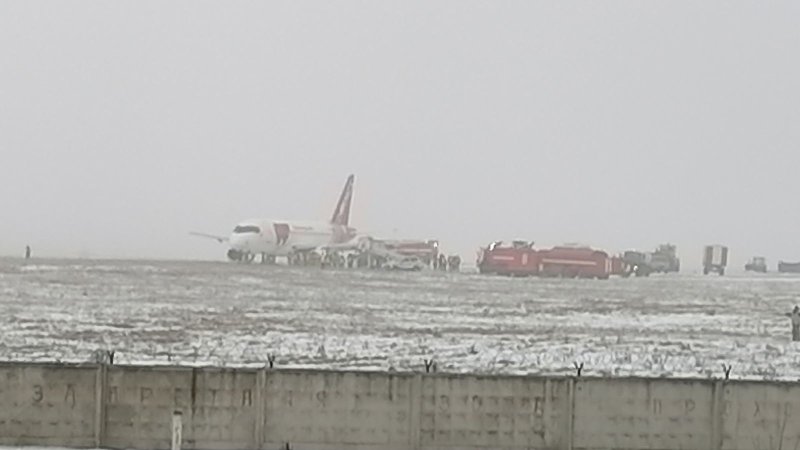 В Белгороде самолет выкатился за пределы