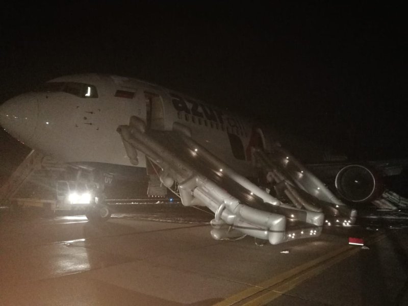 Боинг 777 аварийный трап