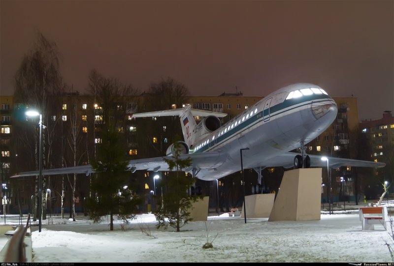 Памятник самолёту як42 в городе Саратове
