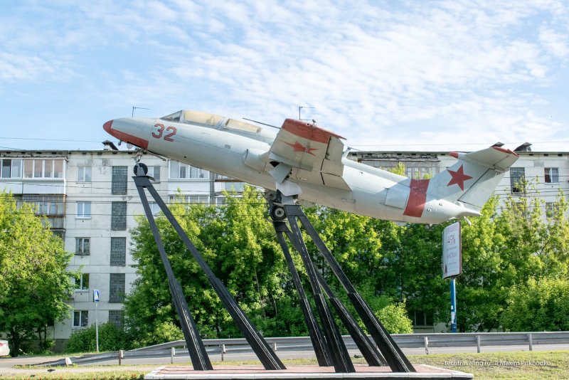 Памятник "самолёт l-29 "Дельфин"