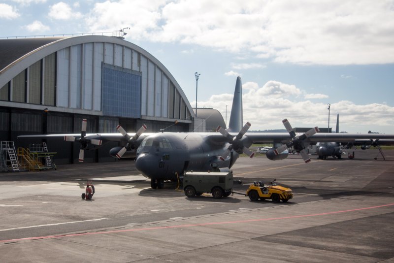 Транспортный самолет c-130j super Hercules