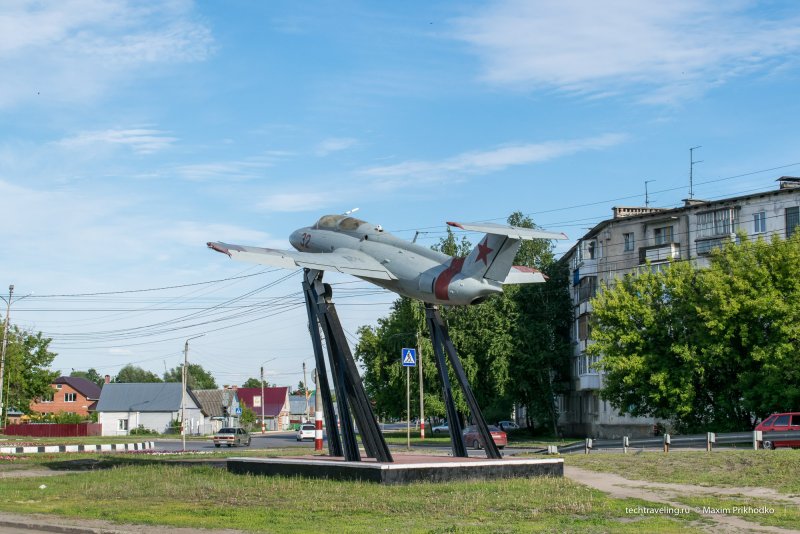 Памятник "самолёт l-29 "Дельфин"