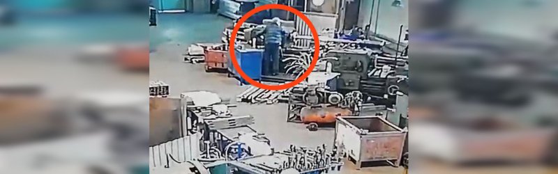 Рабочего затянуло в токарный станок