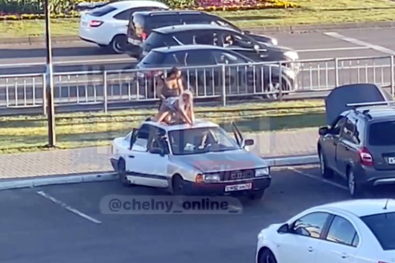 Набережные Челны девушки на крыше автомобиля