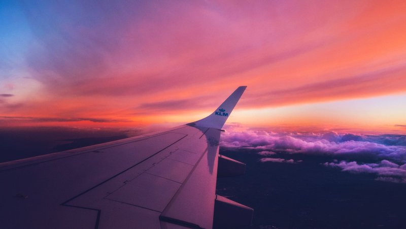 Крыло самолета в небе