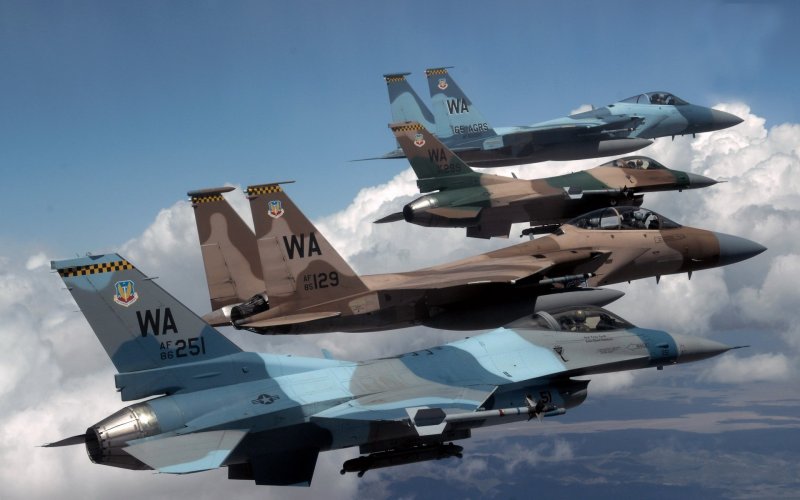 Военный истребитель f16